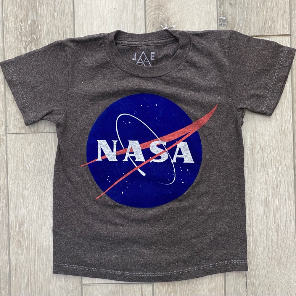 Boys NASA T Shirt size 5 Dark Heather Gray Flocked Fuzzy Logo Design Nice